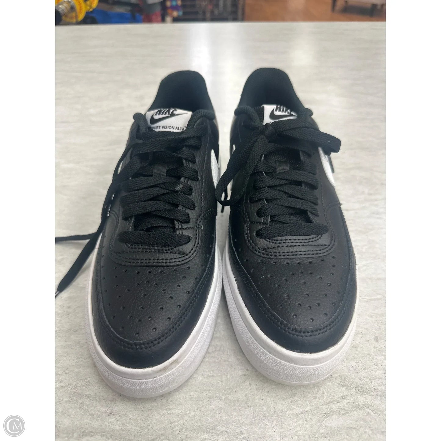 Shoes Sneakers By Nike In Black & White, Size: 9