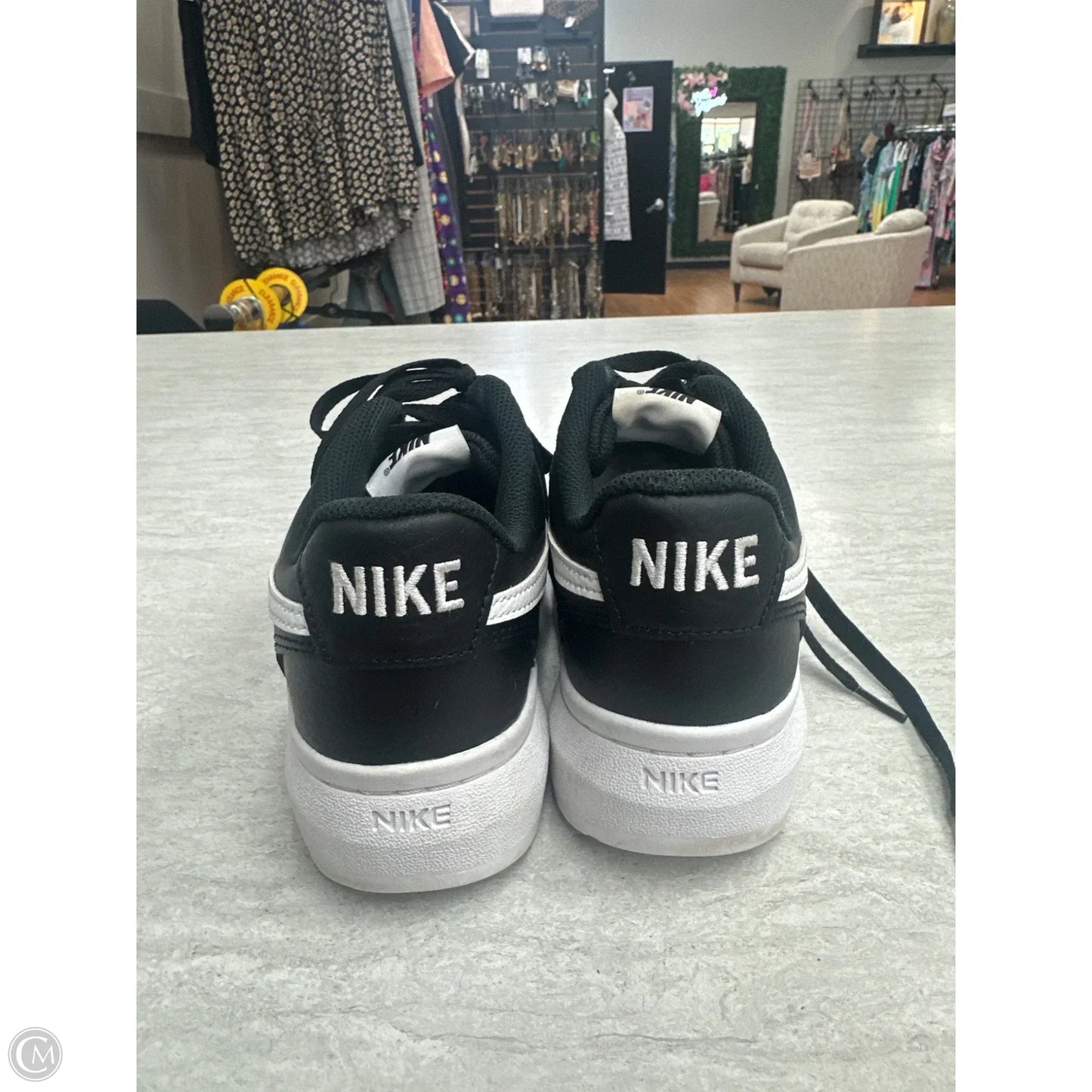 Shoes Sneakers By Nike In Black & White, Size: 9