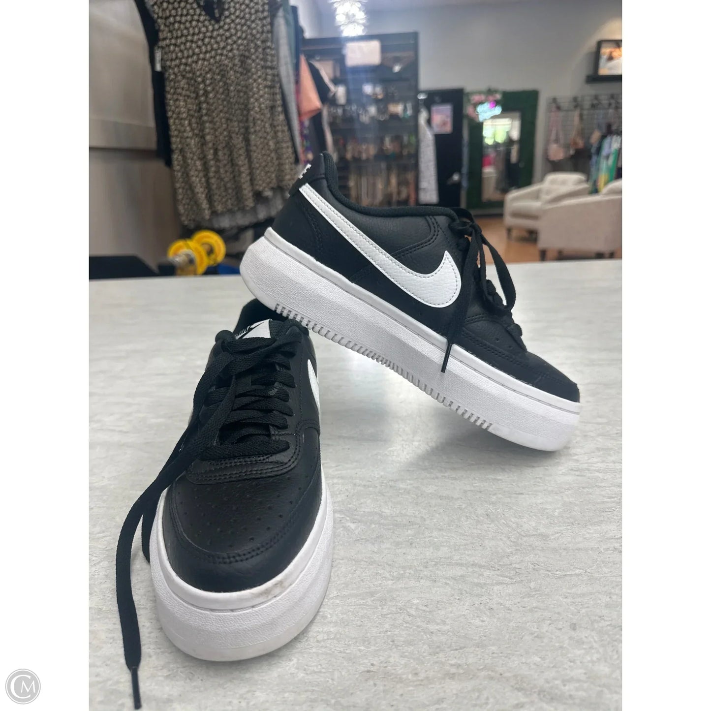 Shoes Sneakers By Nike In Black & White, Size: 9